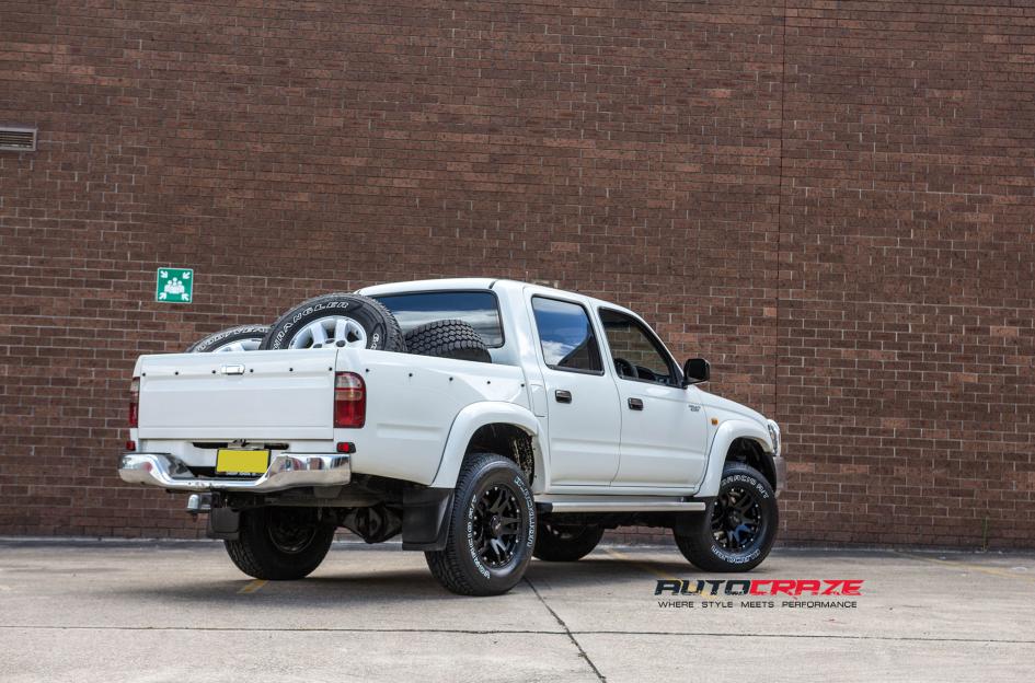 TOYOTA HILUX N70 4WD CLIFF MATTE BLACK 